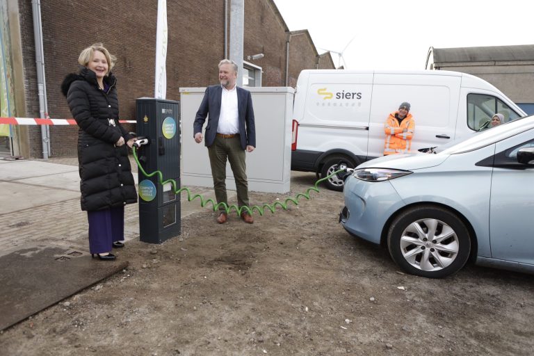 Officiële ingebruikname van de Compacte Aansluitmodule door Marlies Visser, COO Liander (links) en Onoph Caron, directeur ElaadNL