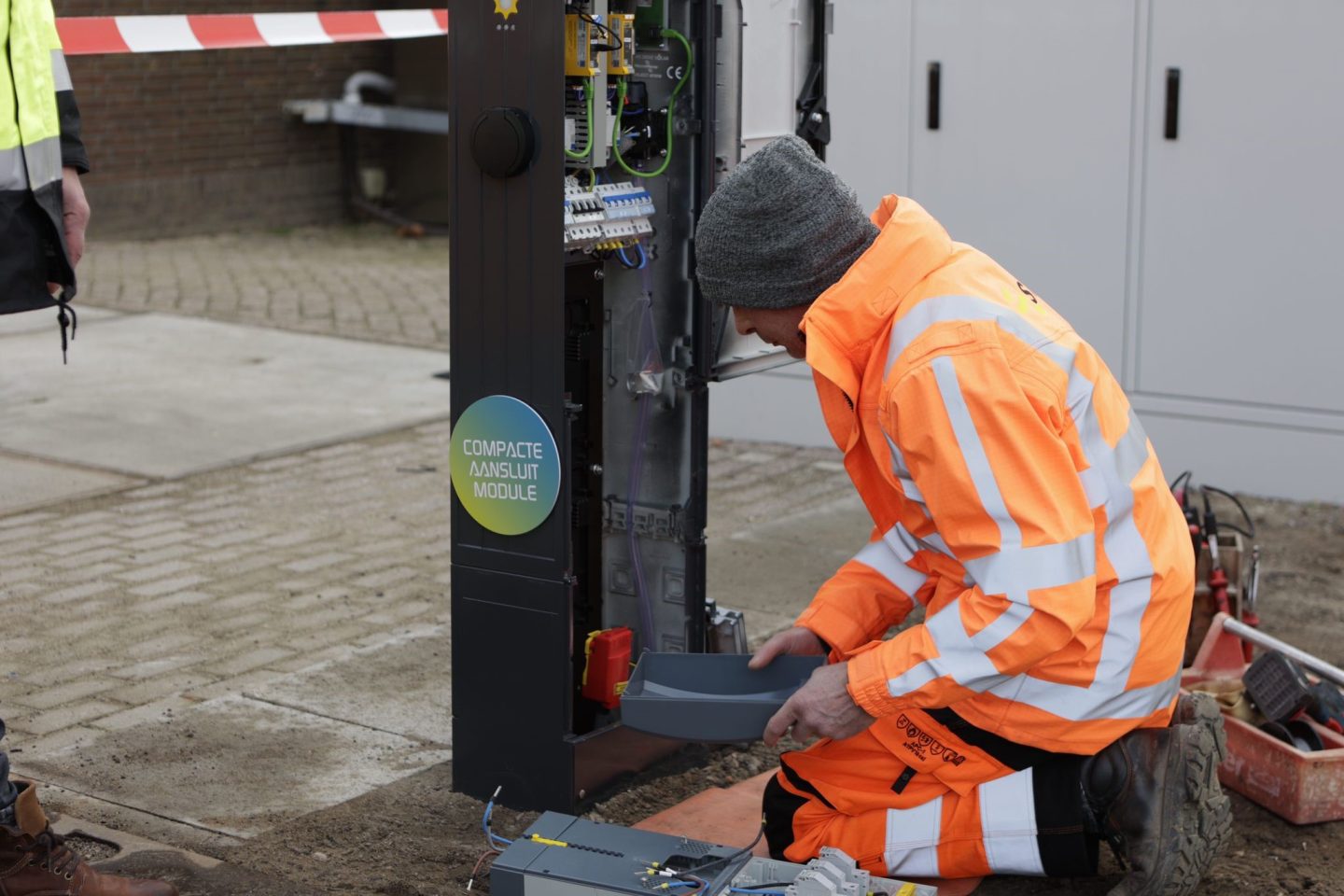 Het aansluiten van de Compacte Aansluitmodule in de laadpaal
