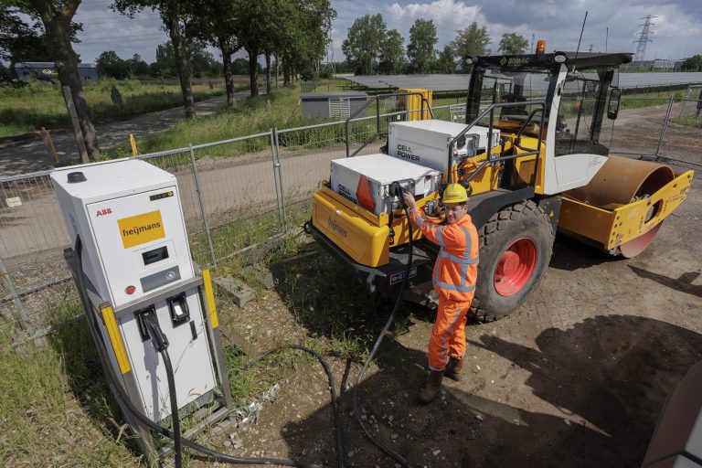 ElaadNL - Elektrische wals van Heijmans geladen op bouwlocatie