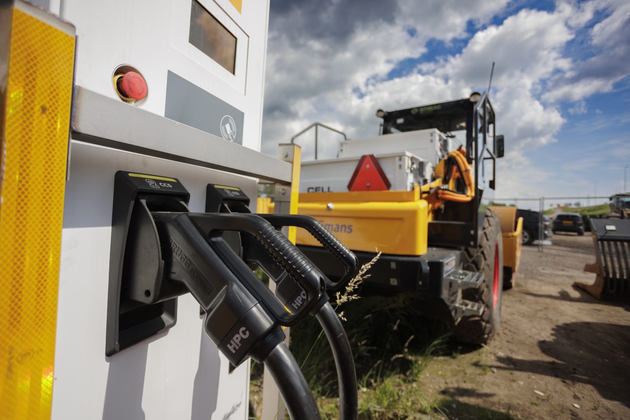 ElaadNL - Elektrische wals van Heijmans geladen op bouwlocatie