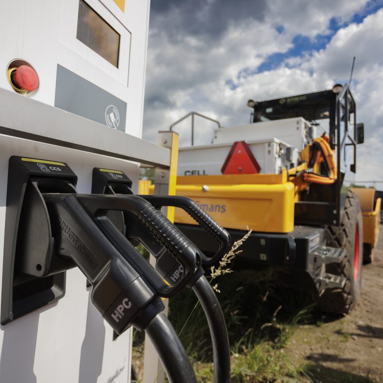 ElaadNL - Elektrische wals van Heijmans geladen op bouwlocatie