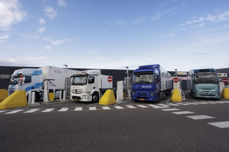ElaadNL - Elektrische logistiek vrachtwagens laden op laadplein Eindhoven