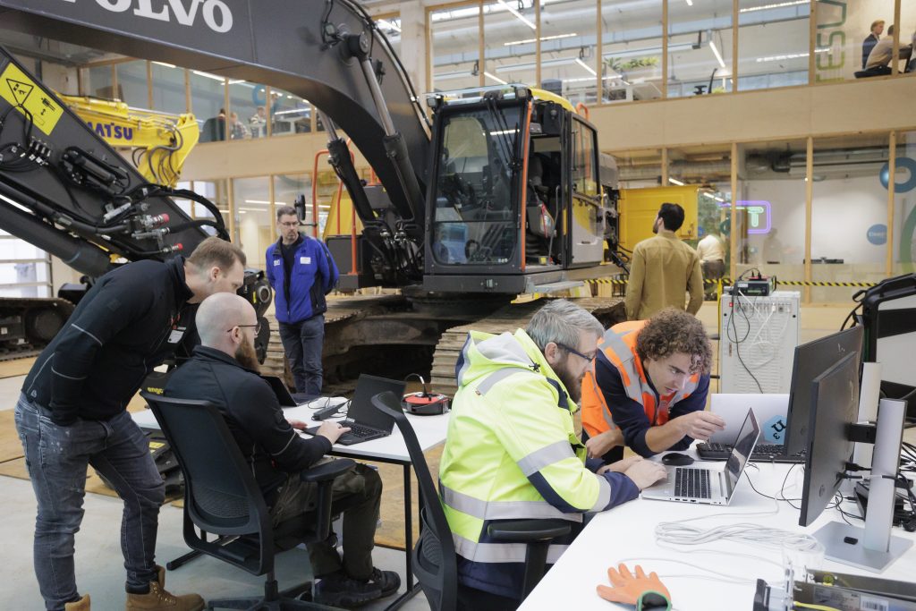 ElaadNL - Testevenement met elektrische graafmachine bij ElaadNL